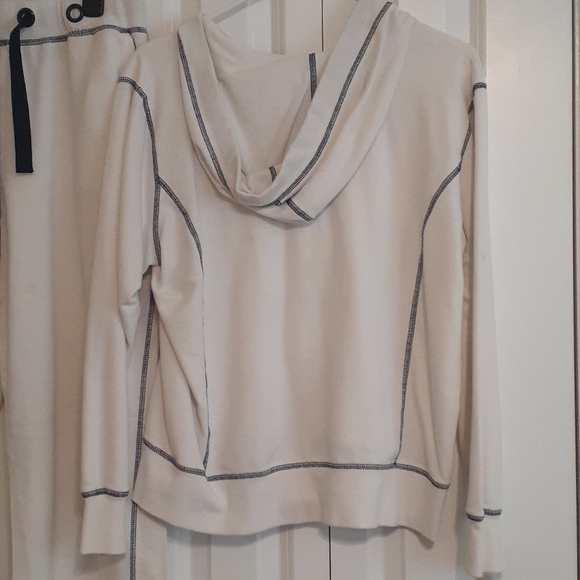 Matching top and bottom - Picture 2 of 4